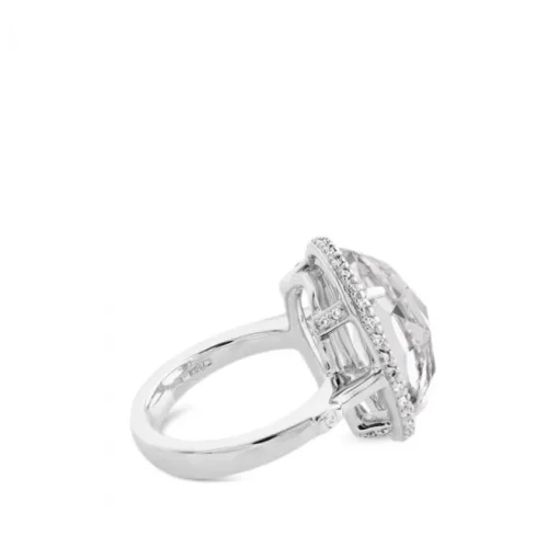Sortija de oro blanco con topacio blanco oval y orla de pavé de diamantes