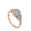 Sortija de oro rosa con círculo de diamantes y pavé de diamantes laterales