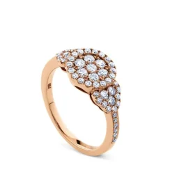 Sortija de oro rosa con círculo de diamantes y pavé de diamantes laterales