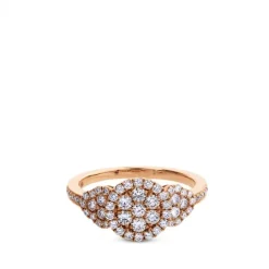 Sortija de oro rosa con círculo de diamantes y pavé de diamantes laterales