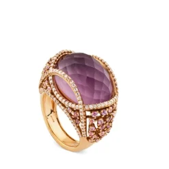 Sortija de oro rosa con doblete de amatista y nacar y pavés laterales de diamantes y zafiros violetas