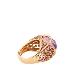 Sortija de oro rosa con doblete de amatista y nacar y pavés laterales de diamantes y zafiros violetas