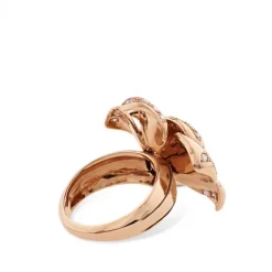 Sortija de oro rosa con flor de pétalos movibles con diamantes