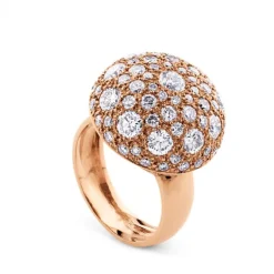 Sortija de oro rosa con semicírculo grande de diamantes
