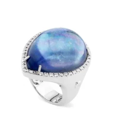 Sortija grande de oro blanco con doblete de cuarzo azul y nacar talla marquise y pavé de diamantes