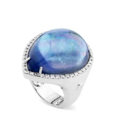 Sortija grande de oro blanco con doblete de cuarzo azul y nacar talla marquise y pavé de diamantes