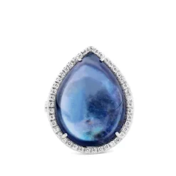 Sortija grande de oro blanco con doblete de cuarzo azul y nacar talla marquise y pavé de diamantes