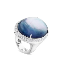 Sortija grande oval de oro blanco con doblete de cuarzo azul y nacar y pavé de diamantes