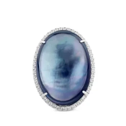 Sortija grande oval de oro blanco con doblete de cuarzo azul y nacar y pavé de diamantes