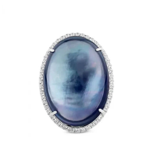 Sortija grande oval de oro blanco con doblete de cuarzo azul y nacar y pavé de diamantes