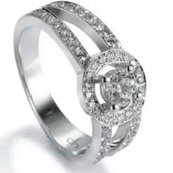 Sortija "Martina" de oro blanco con diamante central en 4 garras de 0.31 quilates, orla y montura de diamantes