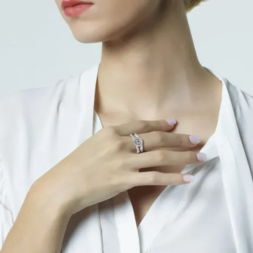 Sortija "Martina" de oro blanco con diamante central en 4 garras de 0.31 quilates, orla y montura de diamantes