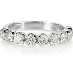 Sortija media alianza de oro blanco con 9 diamantes en garra