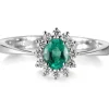 Sortija "Royal Trilogy" de oro blanco esmeralda y orla de diamantes
