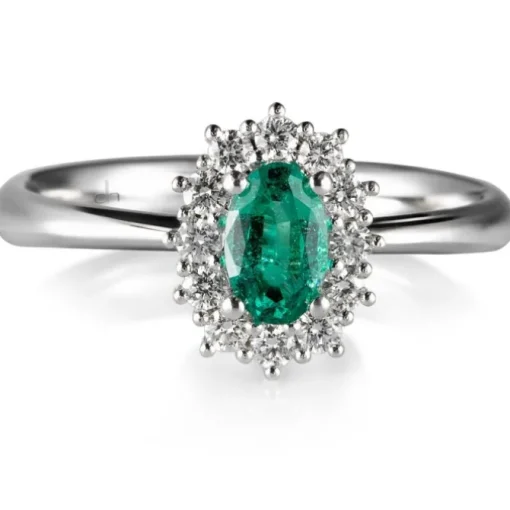 Sortija "Royal Trilogy" de oro blanco esmeralda y orla de diamantes