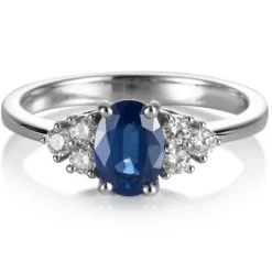 Sortija "Royal Trilogy" de oro blanco con zafiro oval y diamantes