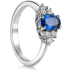 Sortija "Royal Trilogy" de oro blanco con zafiro oval y diamantes