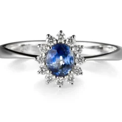 Sortija "Royal Trilogy" de oro blanco zafiro y orla de diamantes