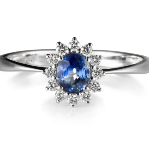 Sortija "Royal Trilogy" de oro blanco zafiro y orla de diamantes