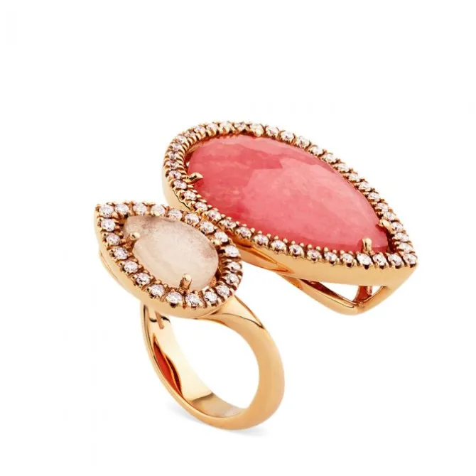 Sortija "tu y yo" de oro rosa con rodonita y nacar en talla marquise y orla de diamantes